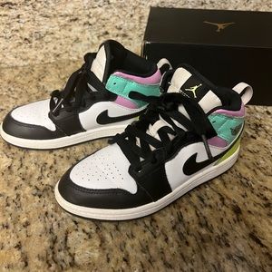 Kids Jordan 1 Mid Size 2Y